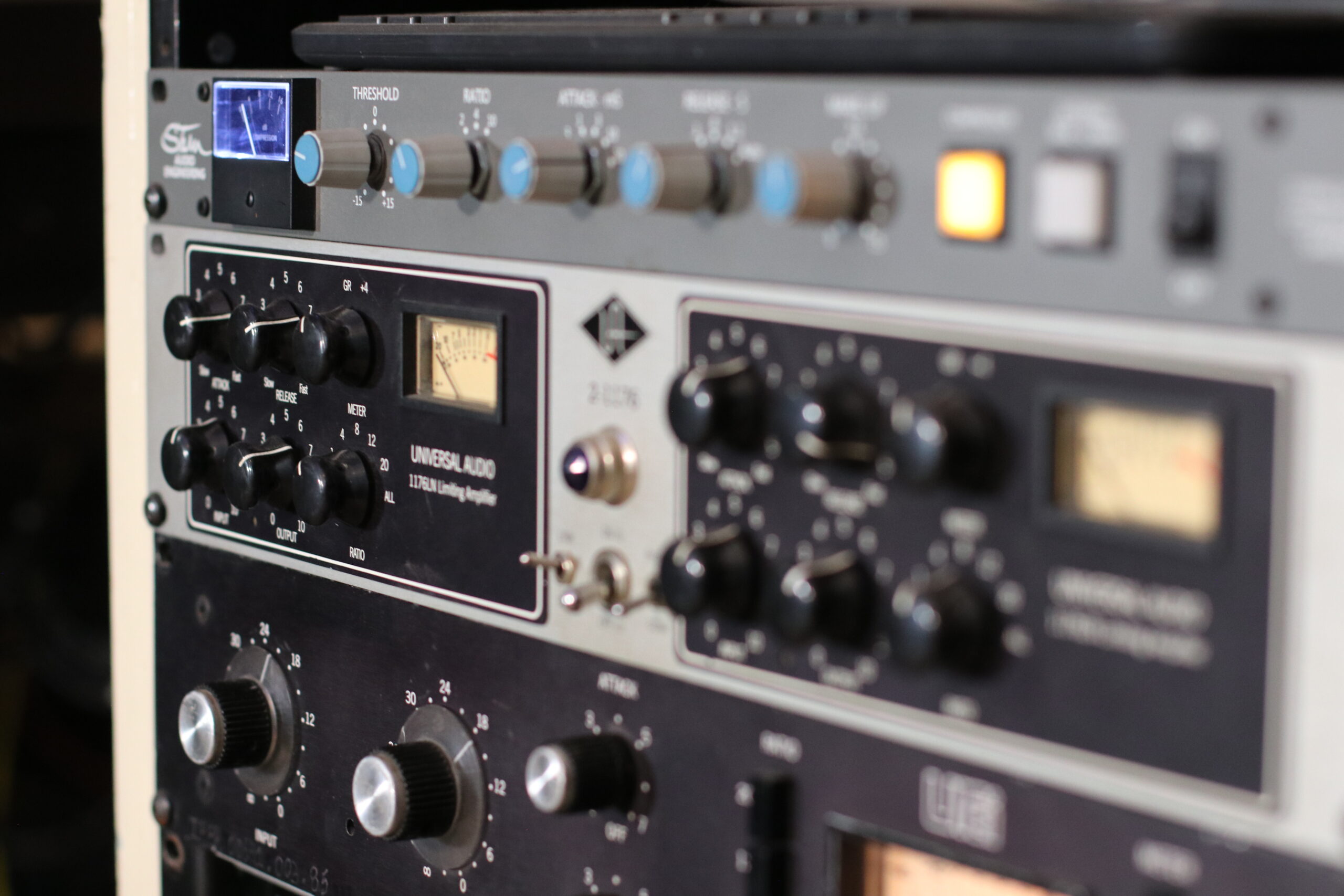 Rack con procesadores de señal y preamplificadores análogos para sonido cálido vintage